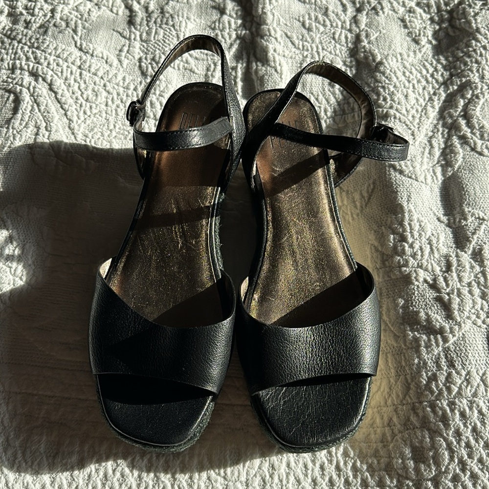 Pelle Moda size 6.5 black leather platform sandal. - Picture 3 of 6